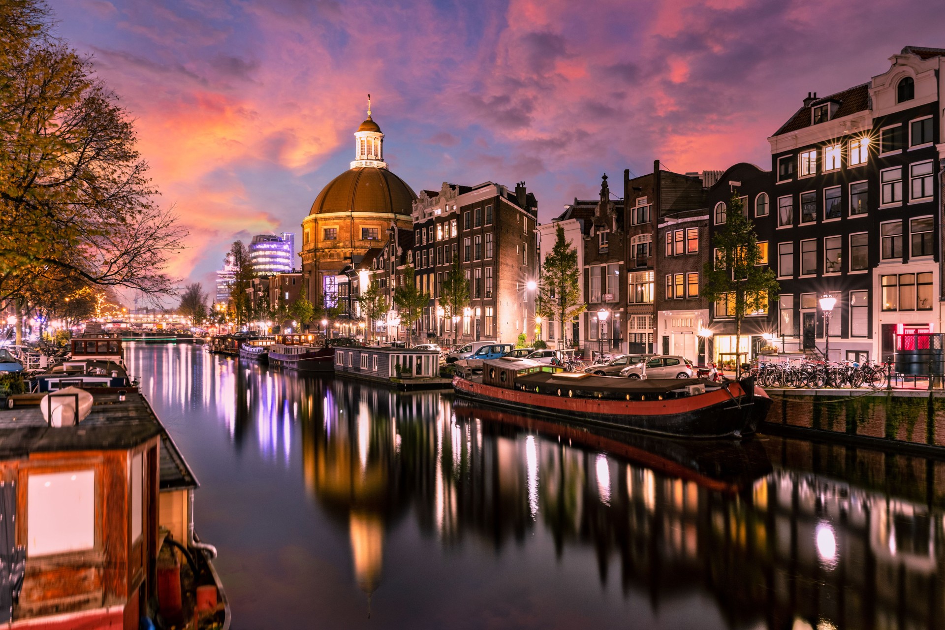 Amsterdamer Gracht bei Sonnenuntergang mit Reflexionen